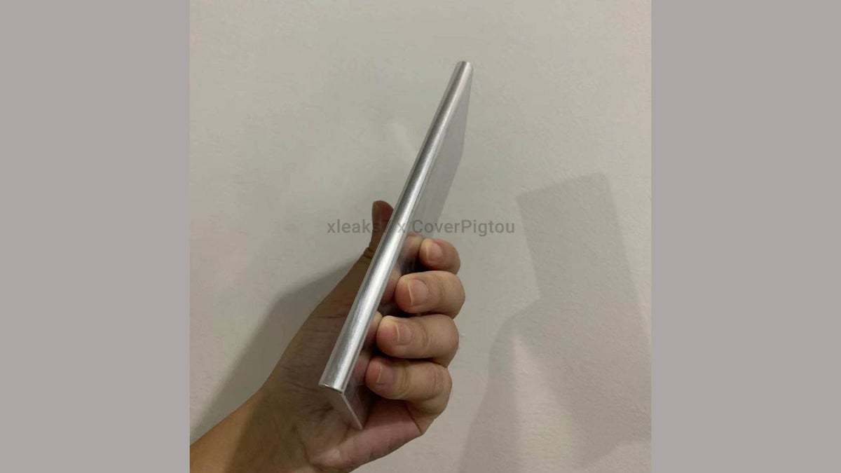 Một nguồn tin khác cho biết Galaxy S22 Ultra sẽ có một khe cắm cho bút S Pen, phần camera kỳ lạ đã hoàn thành