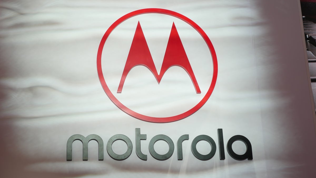 Moto G5 stops a bullet during an armed robbery saving its owner's life