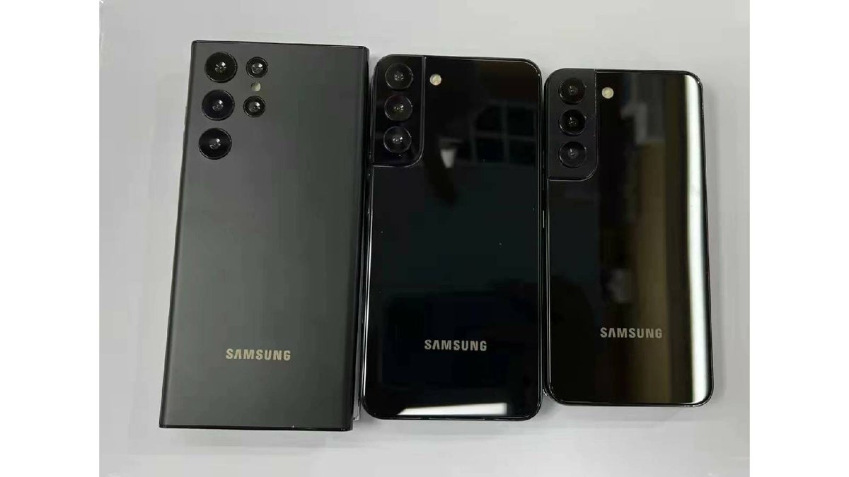 Realistic-looking Galaxy S22, S22+, and S22 Note dummies highlight their stark differences