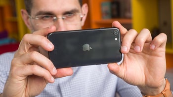 Với hình ảnh chiếc iPhone SE 3, bạn sẽ được trải nghiệm các tính năng thông minh độc đáo của chiếc điện thoại này. Thiết kế nhỏ gọn, màn hình sắc nét và camera chụp ảnh tuyệt đẹp, chiếc iPhone SE 3 sẽ là một lựa chọn hoàn hảo cho những ai yêu công nghệ.