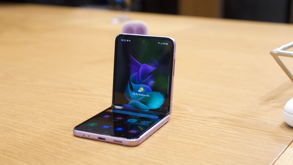 The Galaxy Z Flip 3 5G is driving large amounts of people to switch to Samsung