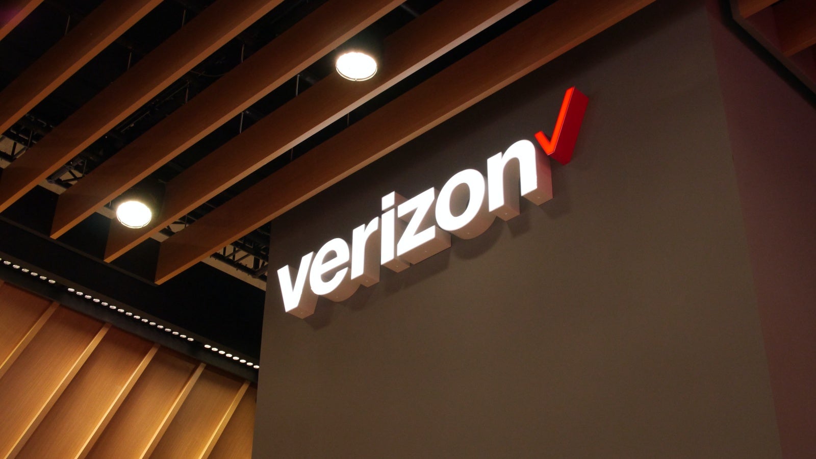 Big change. Веризон оператор США. At&t и Verizon. Американский оператор Verizon. Verizon у какого моста.