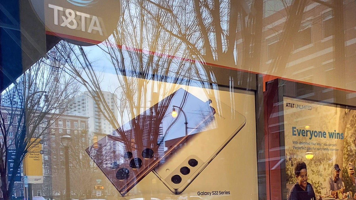 Samsung tips the Galaxy S22 preorder credit as AT&T leaks the store displays