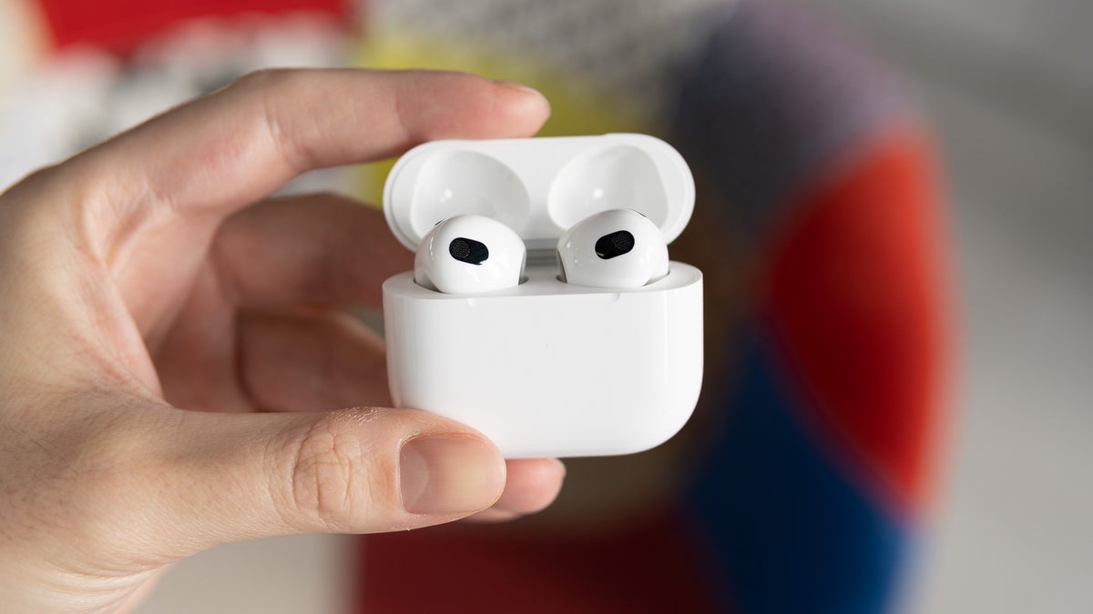 Apple's headphones are the most preferred headphones in the US, a survey says