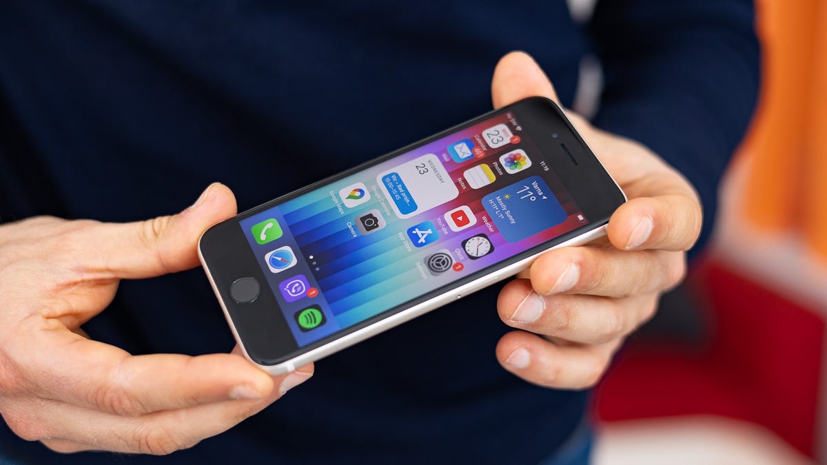 Apple is striking out with the 5G iPhone SE, but 'services' and the iPhone 13 are performing well