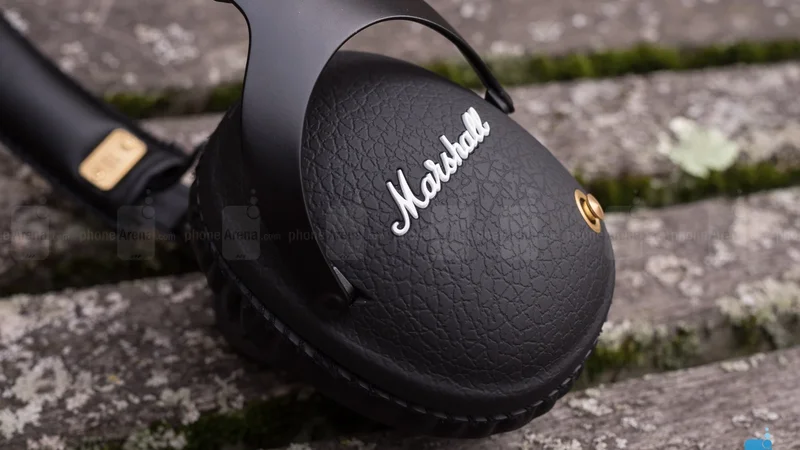 Vote now: Earbuds vs Headphones