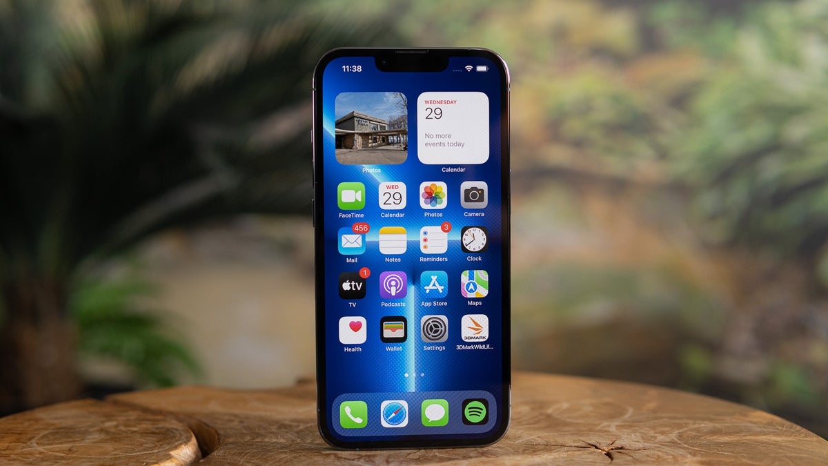 At current rate, flagship iPhone will cost more than $6,000 by 2032