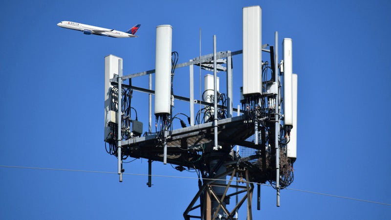 Verizon and AT&T near 5G deployment deadline near airports and planes are not ready, FAA warns