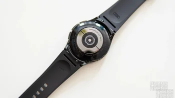 Another app mentions the Galaxy Watch 5 and Buds 2 Pro; launch is nearing