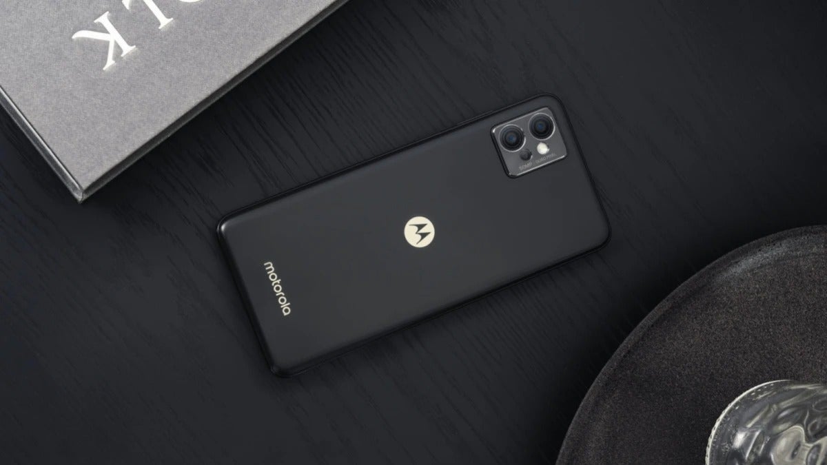Motorola shines bright amid global phone market slump