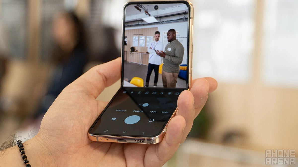 Outstanding AT&T deal knocks the Galaxy Z Flip 4 down to $0 with ANY Samsung trade-in