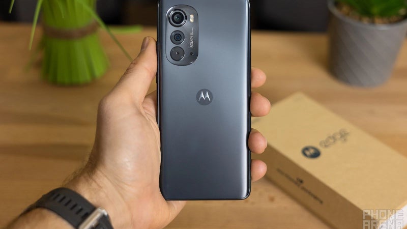 Verizon picks up the Motorola Edge (2022) mid-ranger at a... not-very-affordable price