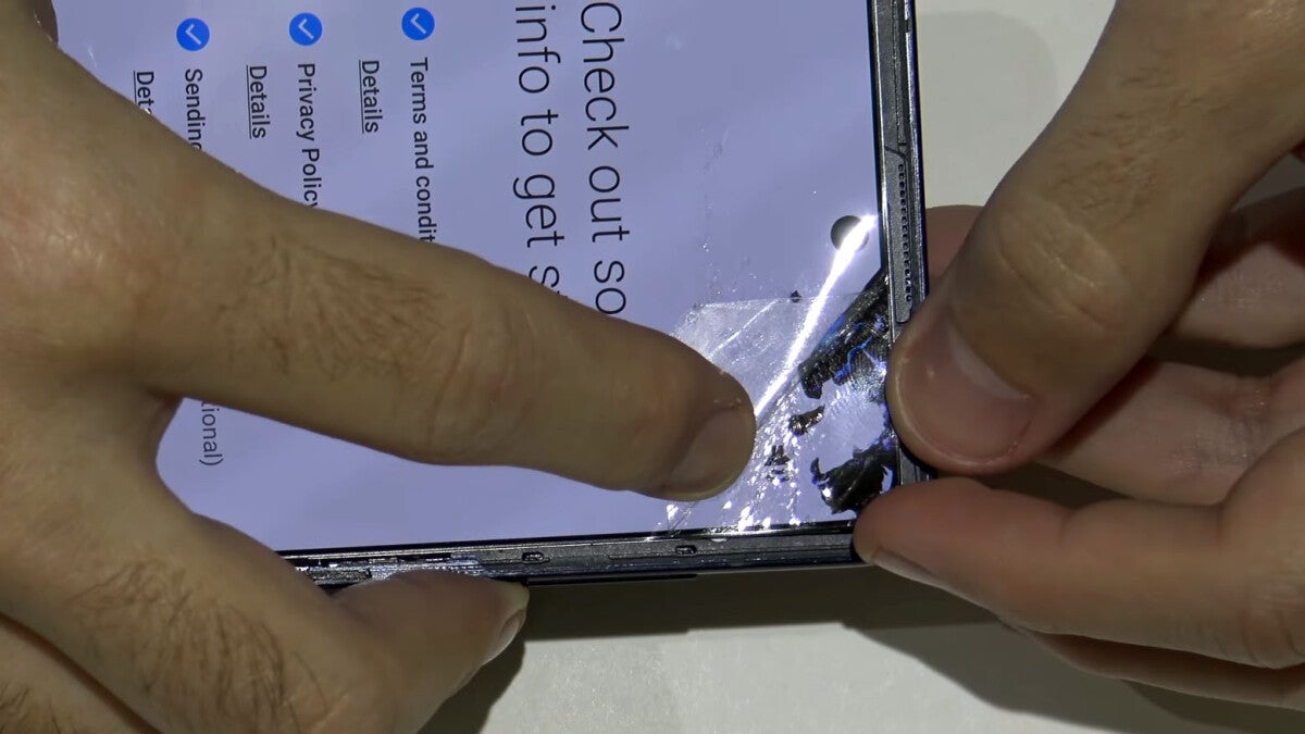 lack-of-durability-leads-galaxy-fold-flip-customers-to-consider-class-action-suit-against-samsung