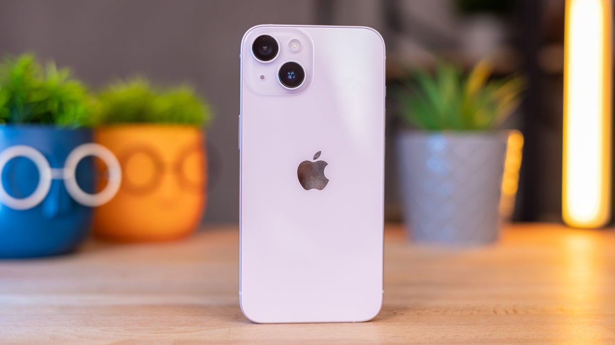 Visible's killer iPhone 14 deal includes free Beats Studio Buds and $200 gift cards