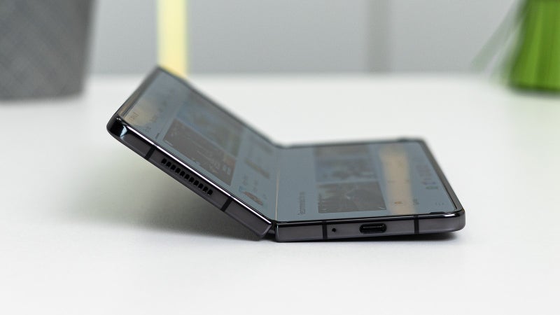 Galaxy Z Fold 4 is available at an outrageously good price with store ...