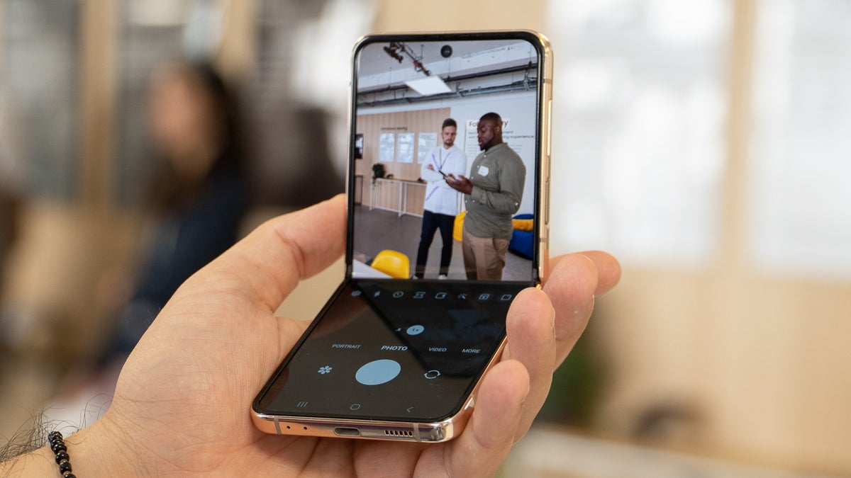Spread the holiday cheer with an ultra-affordable Galaxy Z Flip 4 from Samsung while you can