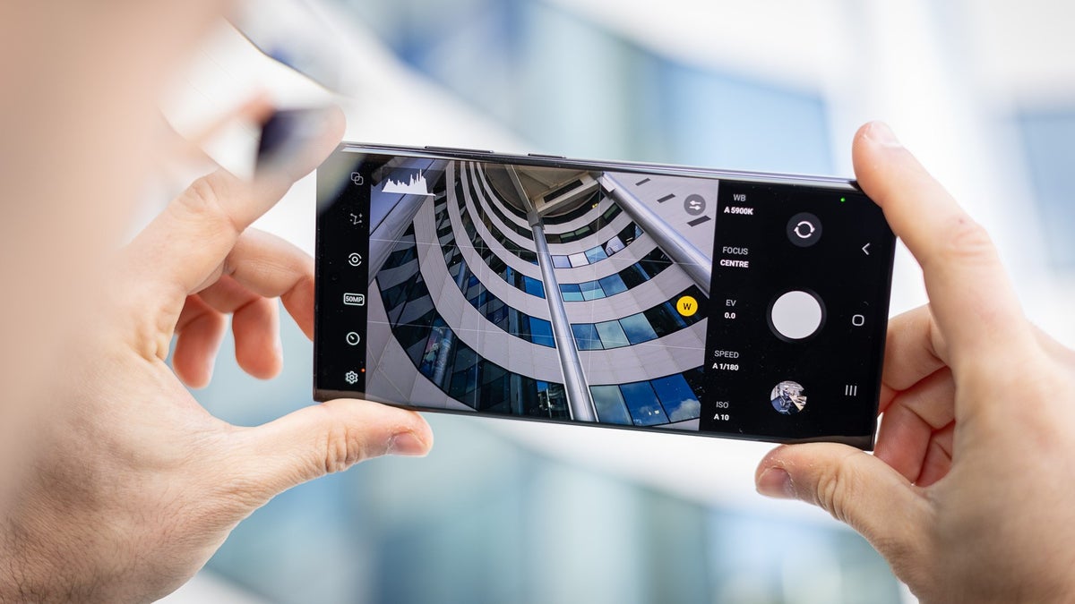 Sir Ridley Scott and his team's short film Behold showcases Galaxy S23 Ultra's camera capabilities