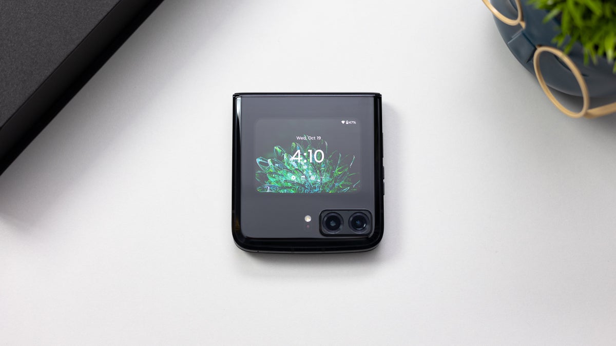 Alleged live image of the Motorola Razr (2023) shows off a colorful design change