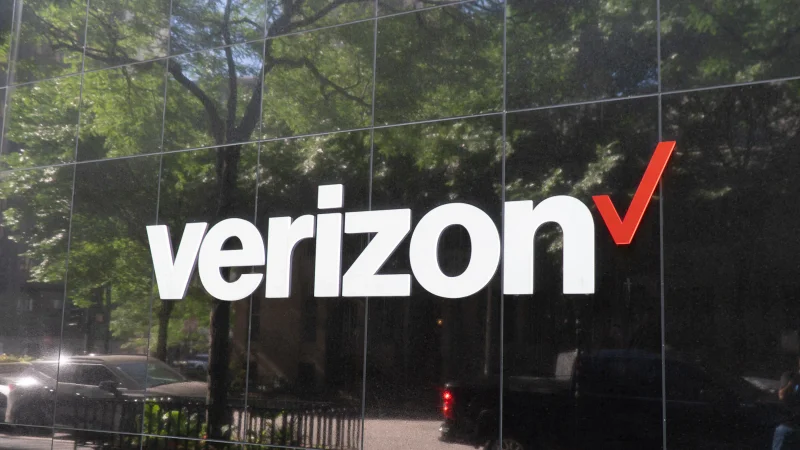 Compared to AT&T, Verizon's postpaid phone business had a very poor first quarter