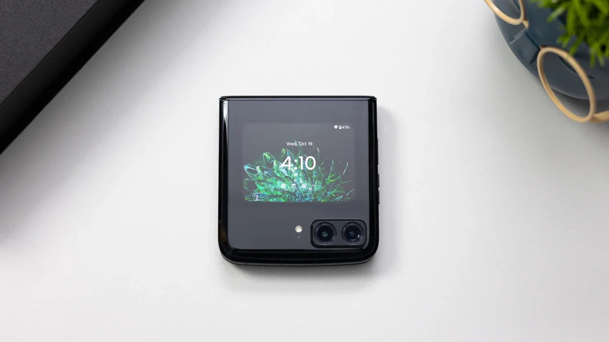 Images of the large Quick View display on the Motorola Razr 40 Ultra leak