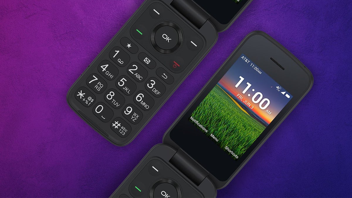 American youngsters ditching smartphones for dumb flip phones to protect sanity