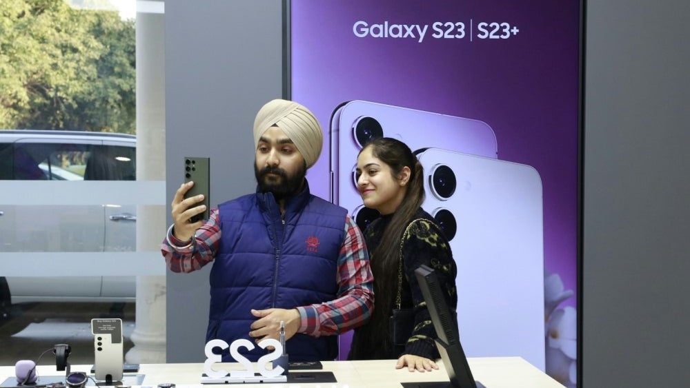 Government official orders emptying a whole dam after dropping his Samsung Galaxy in it