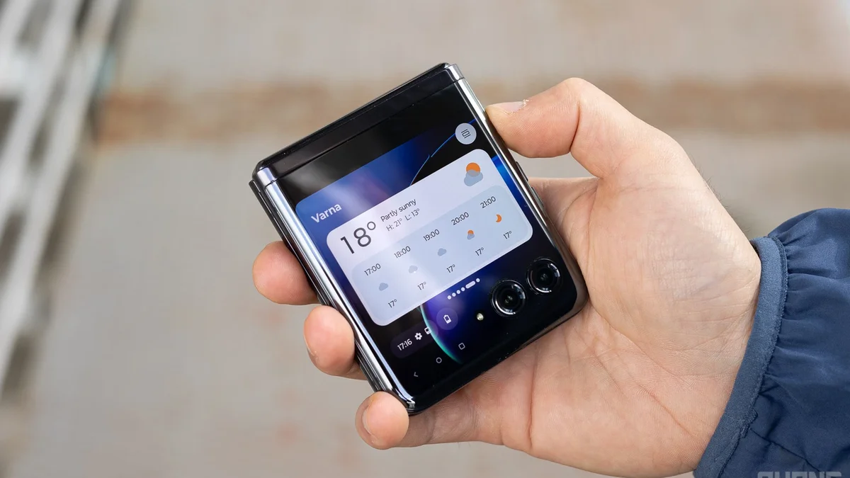 Grab the all-new Motorola Razr+ 2023, the ultimate Galaxy Flip killer, at its lowest price ever while you can