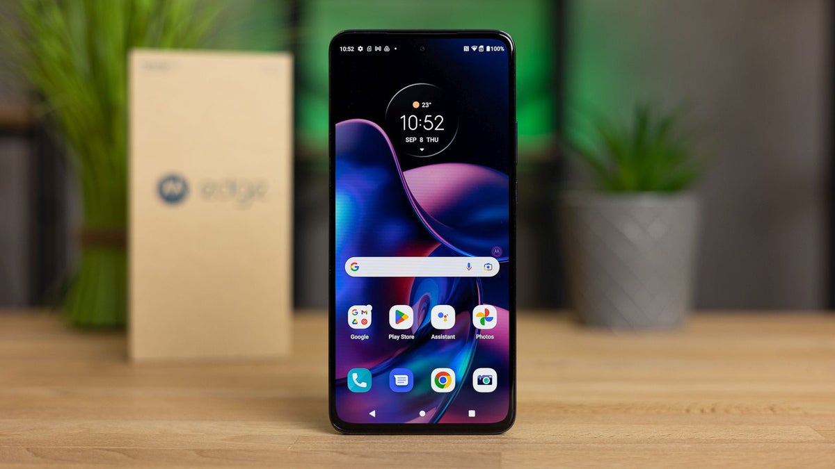 T-Mobile will now give you the Motorola Edge (2022) for free even if you trade in a broken phone