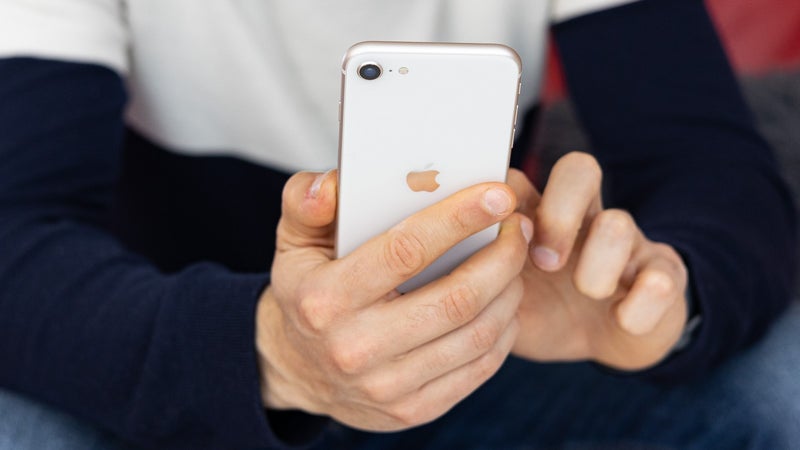 More suppliers are lining up to make new displays for the future iPhone SE