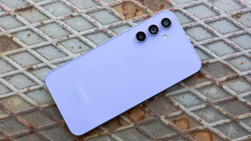 A new limited time Samsung offer lets you snag a Galaxy A54 for peanuts
