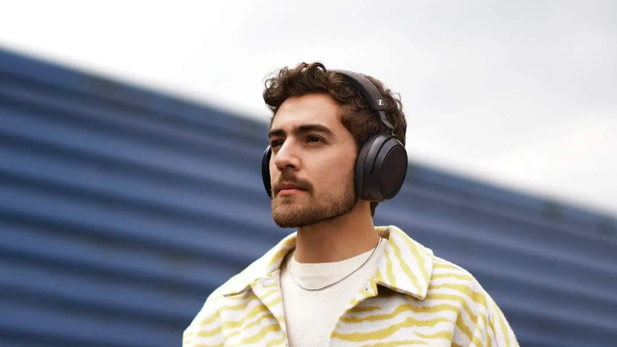 You can still save big on the fantastic Sennheiser Momentum 4 at Amazon
