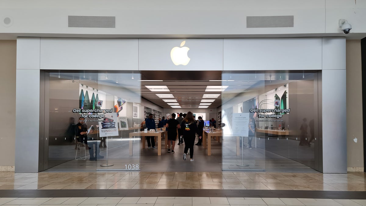 Apple Store Retail Mall Location. Apple Sells and Services IPhones