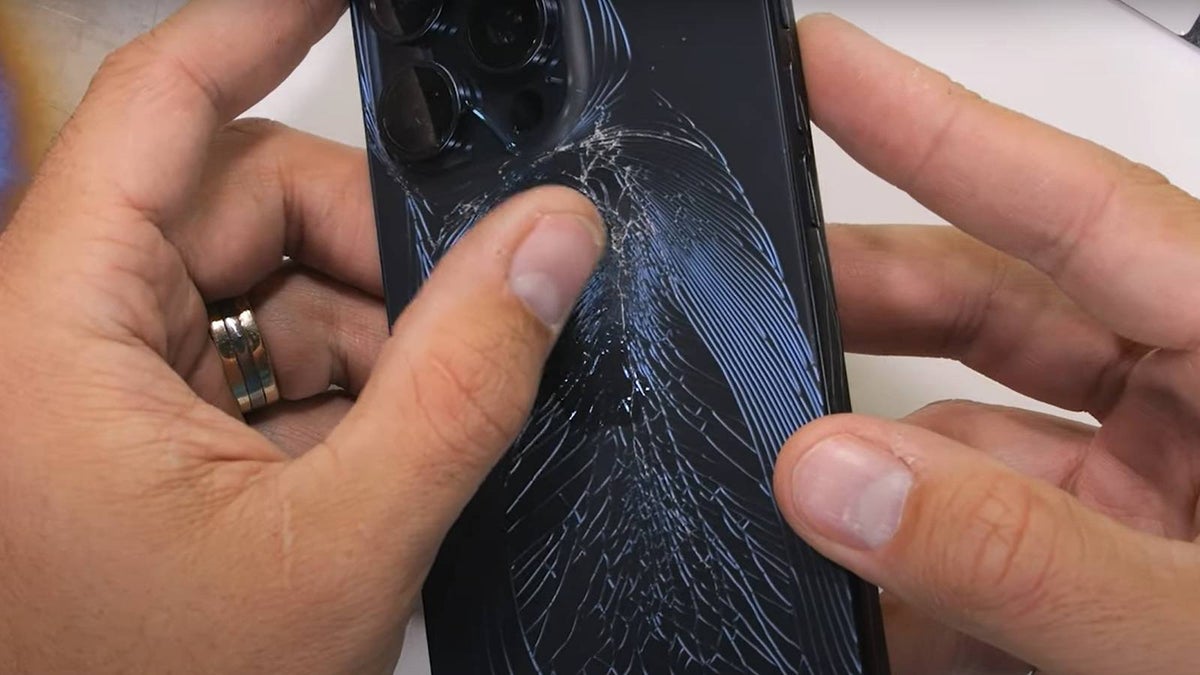 iPhone 15 Pro Max fatalnie wypada w teście wytrzymałościowym