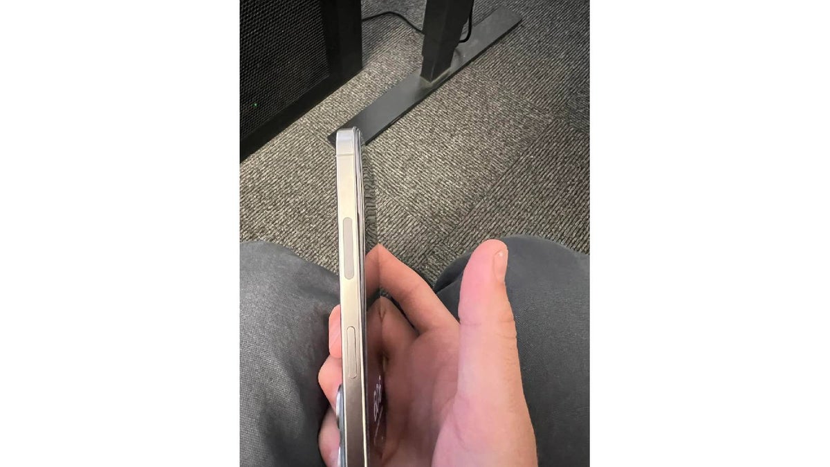 Používateľ iPhone 15 Pro zistil, že jeho telefón je vydutý, pretože sa nezmestil do obalu