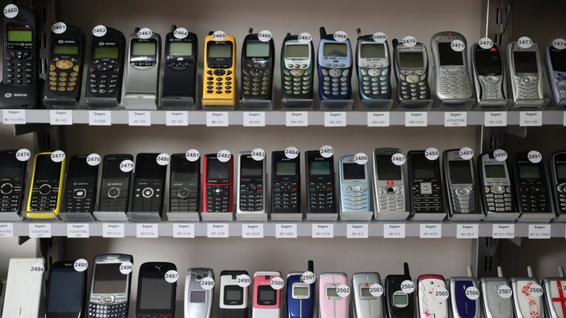 Take a look at the world's largest mobile phone collection according to Guinness