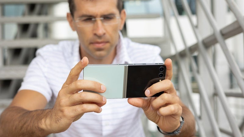 Samsung 's new concept phone takes the world's most popular foldable in a new direction