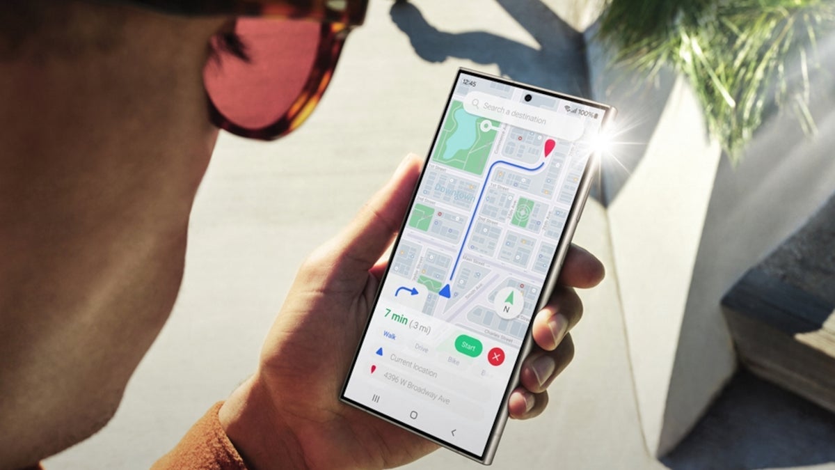 The Galaxy S24 Ultra has a (glare-free) ace up its sleeve that people find extremely enticing and can’t stop chewing over