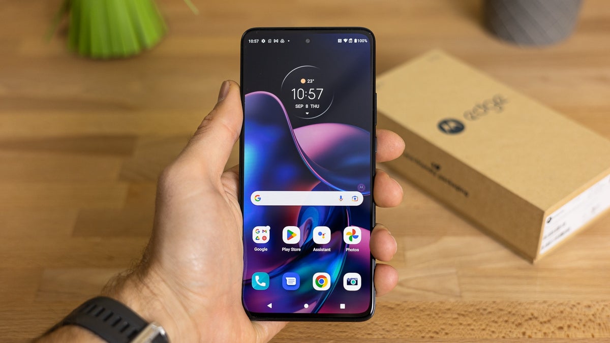 The Motorola Edge (2022) is THE mid-range phone to buy today at record-breaking new discount