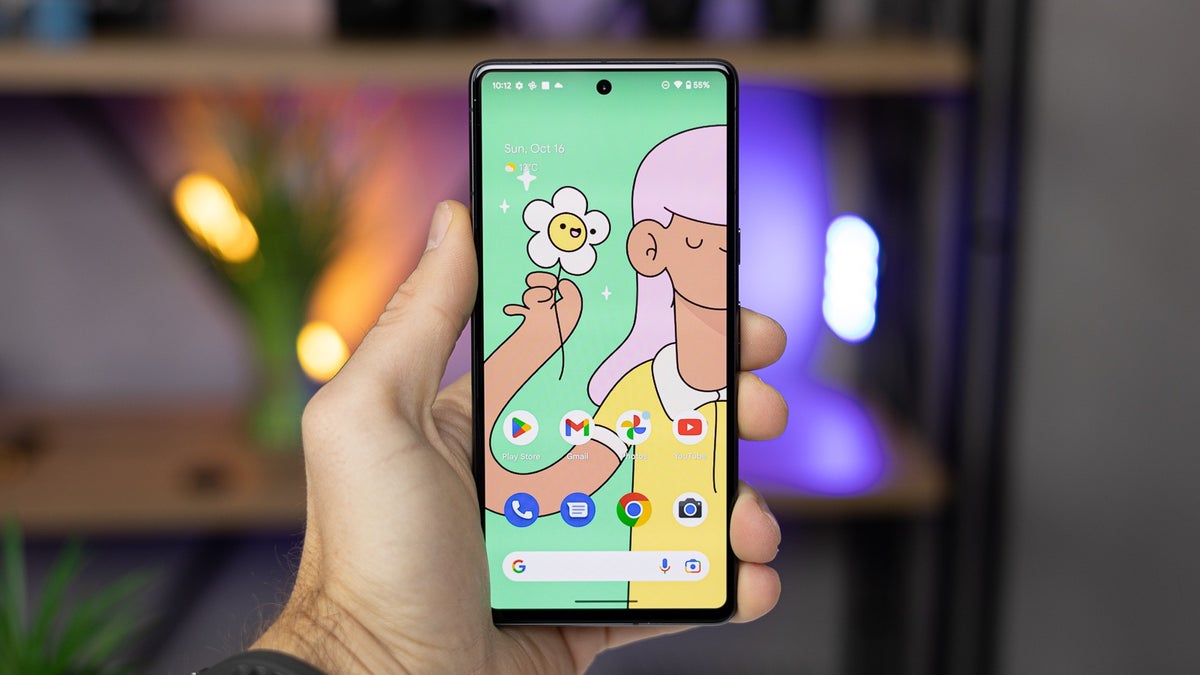 Google's classically awesome Pixel 7 with 256GB storage is an excellent modern bargain at $200 off