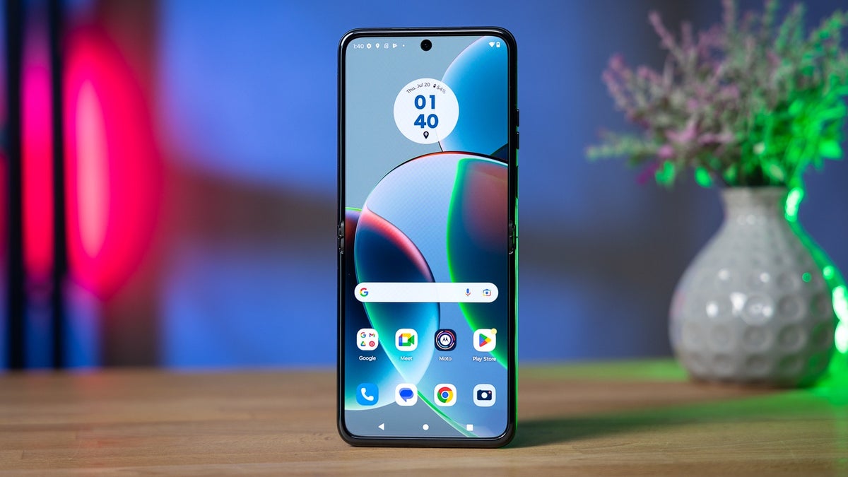 Blockbuster deal slashes Motorola Razr (2023) price by $200 AND adds in free Bose earbuds