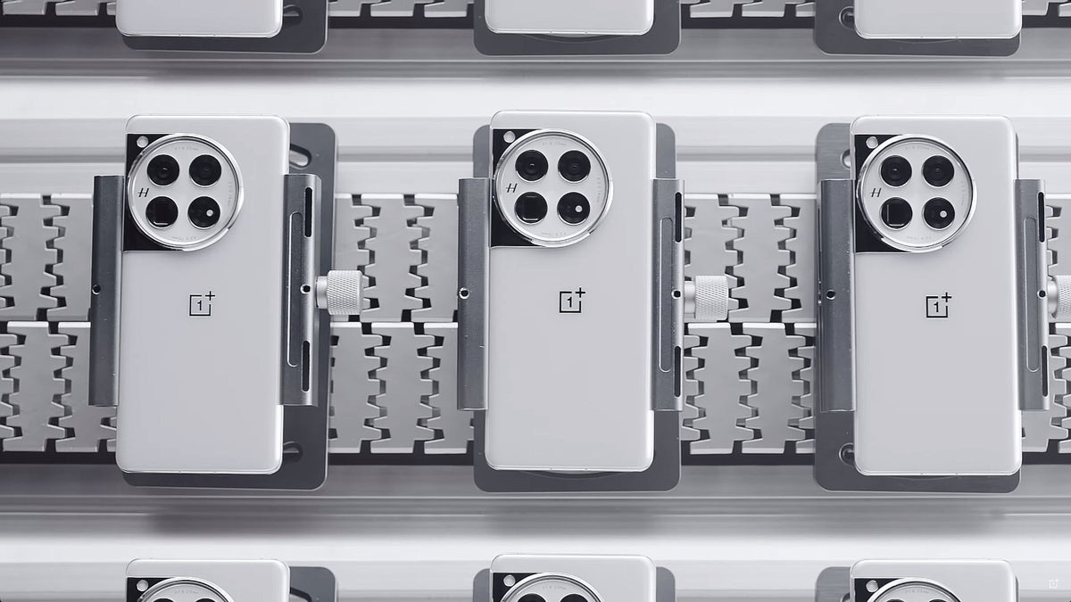 OnePlus 12 is getting a “Glacial White” color variant on June 6