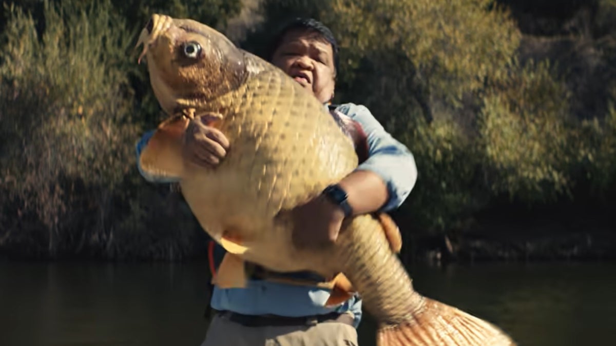 Apple's new ad: Apple Watch, double tap gesture, humongous fish