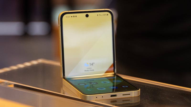 Pre-order the Galaxy Z Flip 6 with free storage upgrade, $200 gift card, and a pair of Galaxy Buds 3 Pro on Amazon