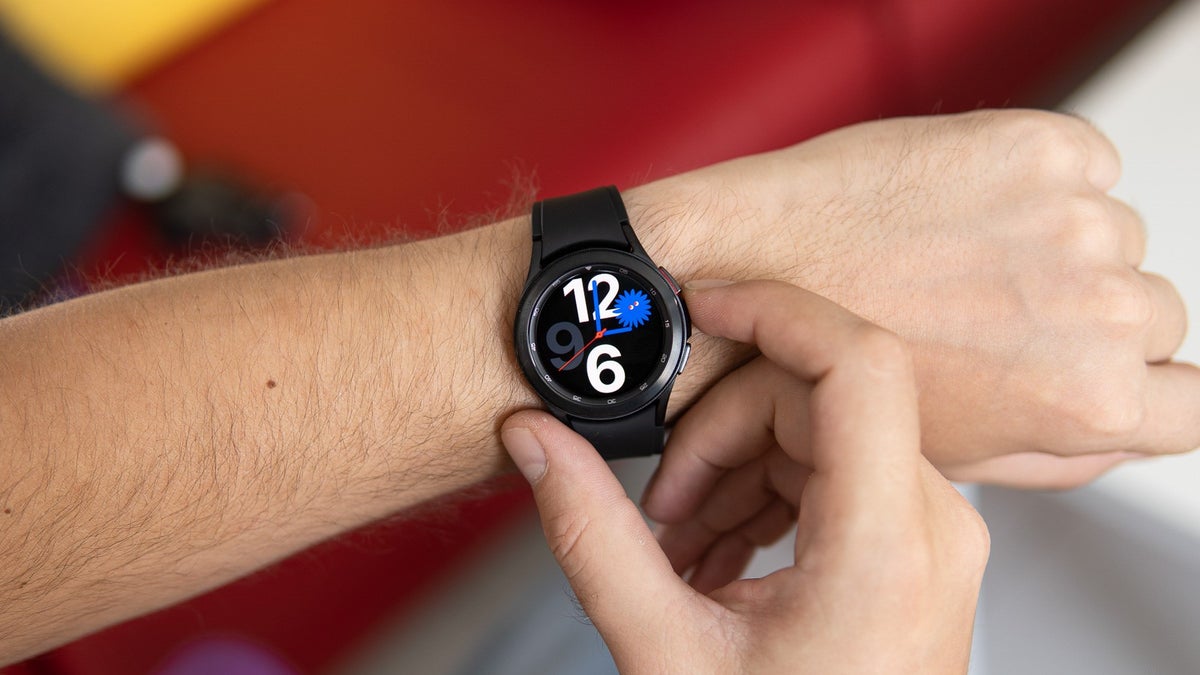 The large-sized Galaxy Watch 4 Classic is still under 0 at Walmart