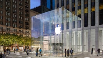 We see the see-through glass cube covering the Apple Store located in New York's Fifth avenue shopping area.