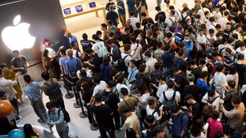 A large crowd linbes us outside an Apple Store getting ready to be allowed in.