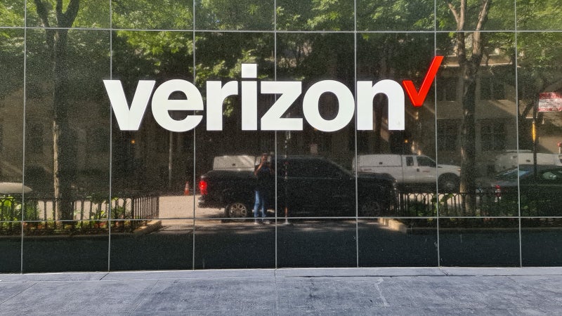 Huge nationwide outage leaves millions of Verizon users without cell service