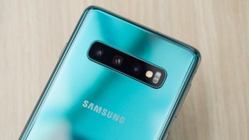 An image of the back of a Samsung Galaxy S10 sitting on a table