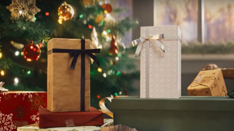 Pixel and iPhone share a Christmas moment in new Google ad