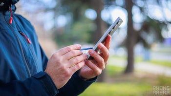 A person writing with an S Pen on the Galaxy S25 Ultra.